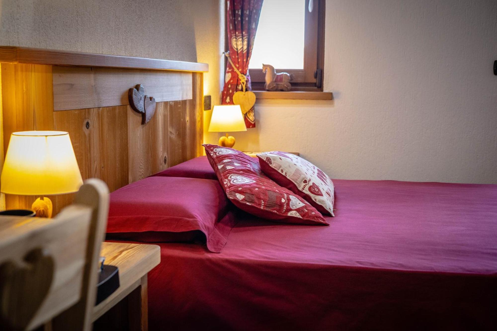 Le Coin Des Melezes - Nature & Trek - Camere In Baita Di Montagna Brusson Bagian luar foto