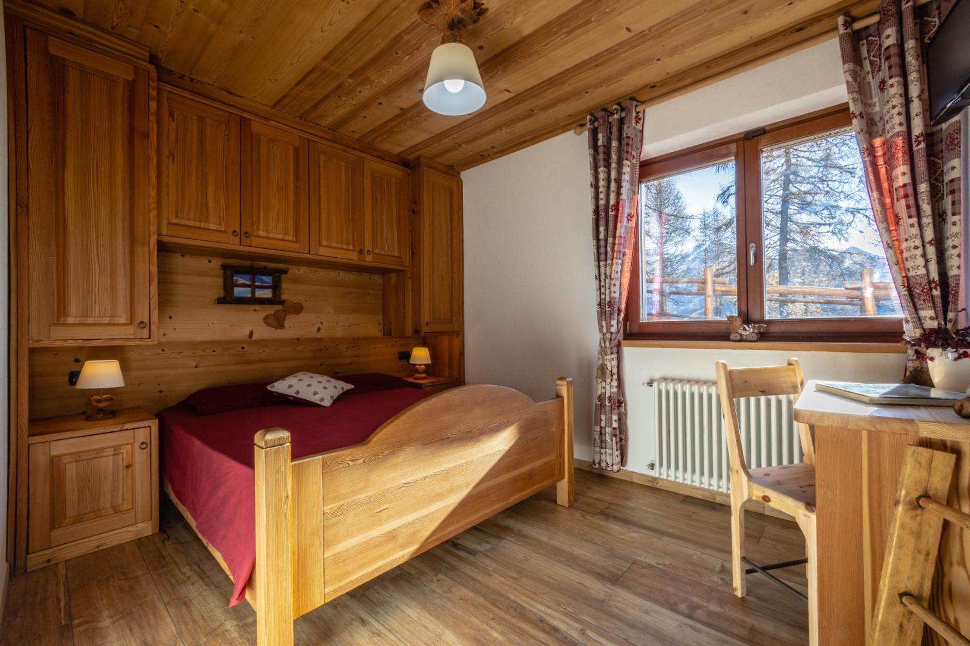 Le Coin Des Melezes - Nature & Trek - Camere In Baita Di Montagna Brusson Bagian luar foto